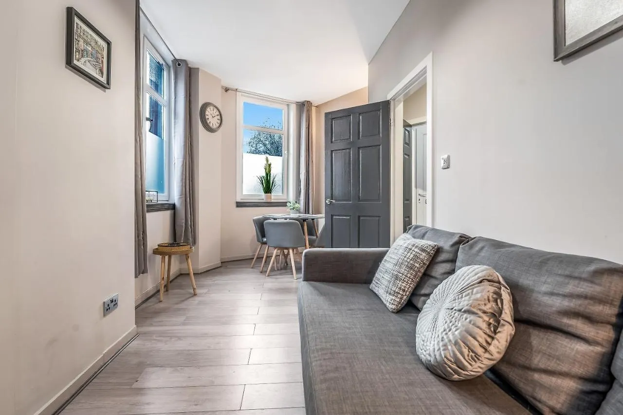 Private Ground Floor Main Door Entrance - Spacious 2 Bedroom Property - The Shore, Leith Edimburgo